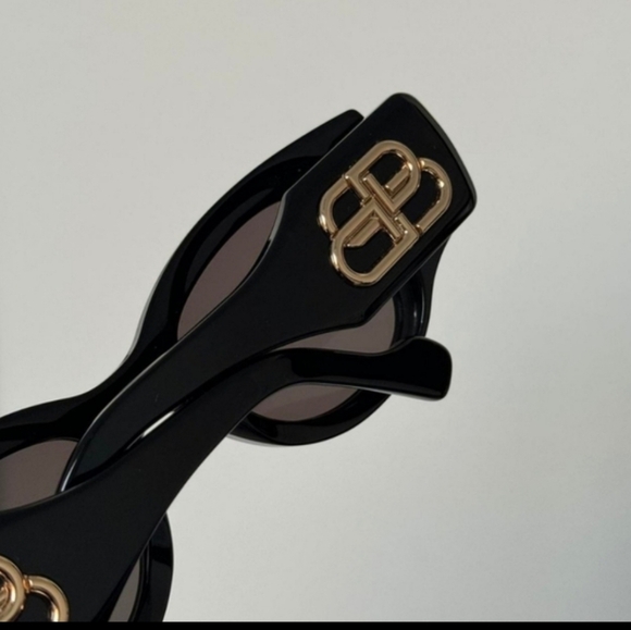 Stylish Black Sunglasses - Picture 2 of 3